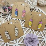 Boucles d’oreilles originales en forme de crayons fleuris, parfaites comme petit clin d'œil pour remercier une maîtresse en fin d’année scolaire.