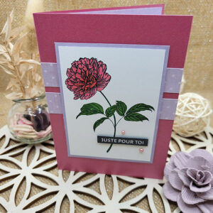 Carte faite main “Juste pour toi” avec fond rose irisé et tampon fleur