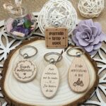 Porte-clés en bois gravés avec messages attentionnés – idées cadeau personnalisées