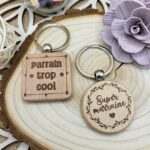 porte-clés en bois gravé - cadeau original pour parrain et marraine