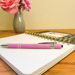 stylo gravé inspirant pour rester aligné avec ses valeurs