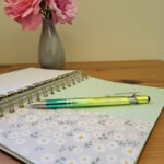 Stylo en métal bicolore gravé du mot "Brillante"