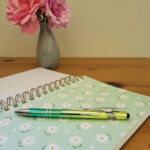 Stylo en métal bicolore gravé du mot "Audacieuse"