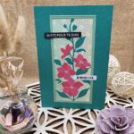 Carte artisanale "Juste pour te dire / Je pense à toi" avec fleurs en papier et fond en calque vert – création fait main