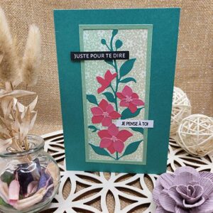 Carte artisanale "Juste pour te dire / Je pense à toi" avec fleurs en papier et fond en calque vert – création fait main