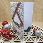 Carte artisanale sur le thème de l’hiver, décor feuillage vert et rouge, réalisée à la main par Un oeil créatif