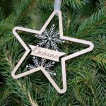 Décoration de Noël en bois personnalisable avec prénom, flocon blanc pailleté