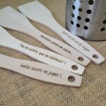 spatule en bois gravée - ustensile cuisine original