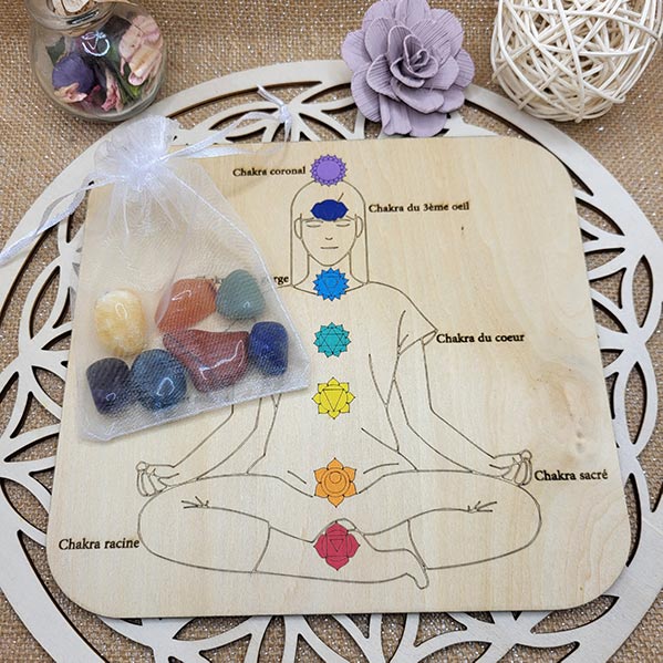 Coffret cadeau bien-être comprenant la planche en bois de tilleul gravée et son pochon en coton contenant les 7 pierres naturelles.